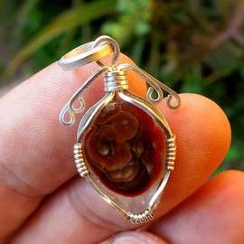 mexican fire agate pendant By Alberto Thirion